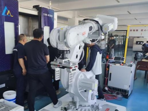 引进高端设备，提升“硬”实力——哈尔滨华德学院数控五轴加工设备引进引领育人新高度